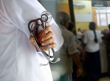 பிரித்தானியாவை விட்டு வெளியேறும் மருத்துவர்கள்