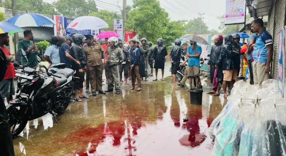 யாழில். பட்டப்பகலில் வீதியில் ஓட ஓட இளைஞனை வெட்டிக் கொன்ற வன்முறை கும்பல்..!!!