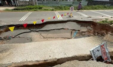 வெள்ளத்தால் கோம்பாவில் பாலம் சேதம்